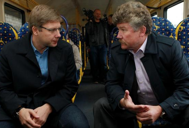 Rīgas domes priekšsēdētājs Nils Ušakovs un SIA "Rīgas satiksme" priekšsēdētājs Leons Bemhens dodas braucienā ar vilcienu virzienā Rīga-Sloka. Foto: Ieva Čīka, LETA