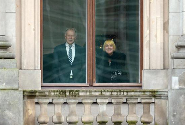 Vācijas Zaļās partijas pārstāve Klaudija Rota (pa labi) un bijušais partijas frakcijas vadītājs Jurgens Tritins Berlīnē pirms tikšanās ar Angelas Merkeles partijas pārstāvjiem. Foto: EPA/LETA