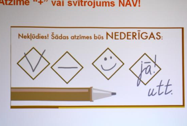 CVK brīdinājums par nederīgām atzīmēm vēlēšanu zīmēs. Foto: Renāte Briede, LETA