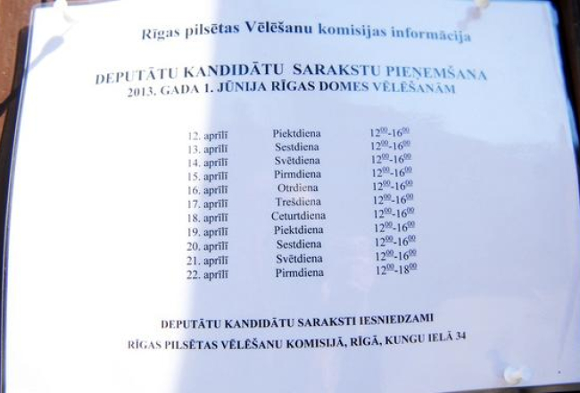 Saraksts pie vēlēšanu komisijas durvīm. Foto: Ieva Lūka, LETA