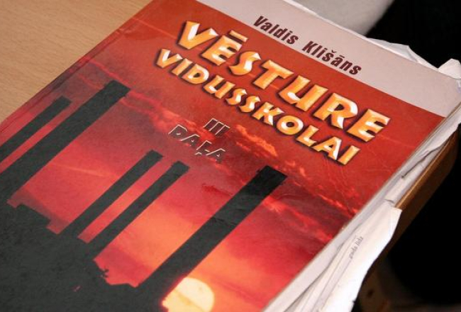 Valda Klišāna sarakstītā vēstures grāmata. Foto: Evija Trifanova, LETA