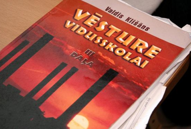 Valda Klišāna sarakstītā vēstures grāmata. Foto: Evija Trifanova, LETA