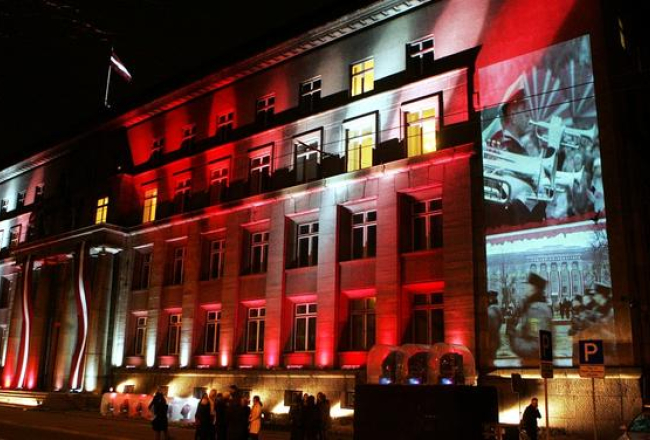 Pagājušajā gadā uz Ministru kabineta ēkas gaismas festivāla "Staro Rīga" laikā tika veidota gaismu un video projekcija "Latvijas karoga stāsts". Foto: Ieva Čīka, LETA