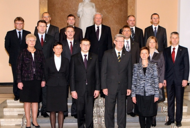 Valda Dombrovska Ministru kabinets ar Valsts prezidentu Valdi Zatleru. Avots: F64
