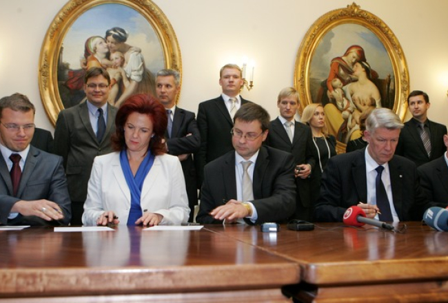 Valdības deklarācijas parakstīšana. No kreisās - Raivis Dzintars, Solvita Āboltiņa, Valdis Dombrovskis, Valdis Zatlers un Gaidis Bērziņš. Foto: Raitis Plauks, F64