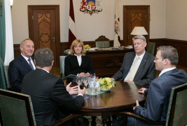 Valdības veidošana turpinās. Pie viena galda prezidents Andris Bērziņš, Valdis Dombrovskis, Raivis Dzintars, Valdis Zatlers un prezidenta preses sekretāre Līga Krapāne. Foto: Raitis Plauks, F64