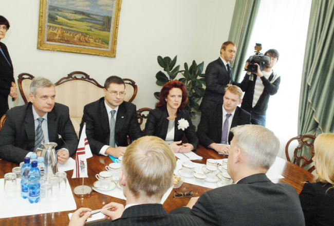 Valdības koalīcijas veidošanas sarunās "Vienotības" un Zatlera Reformu partijas līderi pie viena galda. Foto: Gints Ivuškāns, F64