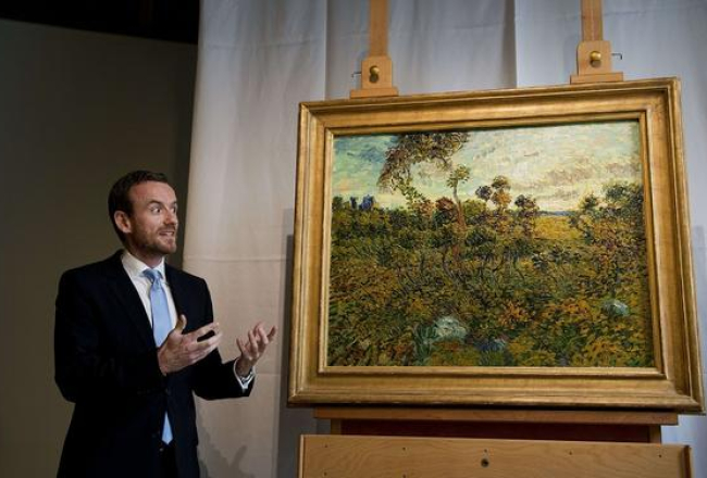 Muzeja direktors Aksels Rīgers pie jaunatklātās Vinsenta van Goga gleznas "Saulriets Monmažūrā". Foto: AFP/LETA