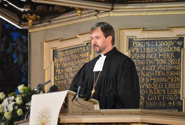 Arhibīskaps Jānis Vanags dievkalpojumā. Foto: Inga Nestere, F64
