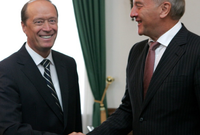 Krievijas vēstnieks Aleksandrs Vešņakovs (no kreisās) un Valsts prezidents Andris Bērziņš. Foto: Raitis Plauks, F64