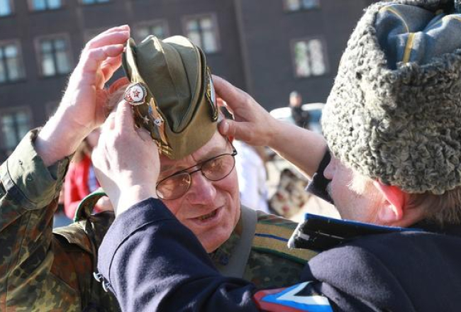 Vīri padomju karavīru un kazaku formas tērpos gatavojas 9.maija svinībām. Foto: Kaspars Krafts, F64