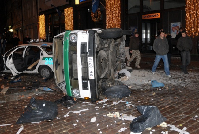 Izdemolētās un apgāztās policijas automašīnas Smilšu ielā. Pēc protesta akcijas 2009.gada 13.janvārī vairāk nekā 1000 agresīvu jauniešu sāka grautiņus Vecrīgā. Foto: Ieva Čīka, LETA