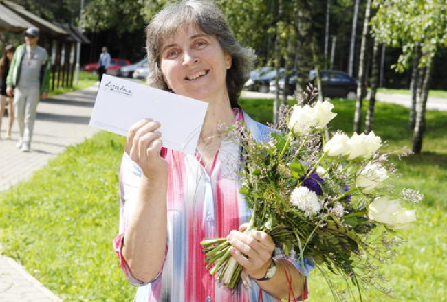 Velga Vītola pagājušā gada vasarā priecājas par sabiedrības atbalstu. Foto: Gints Ivuškāns, F64