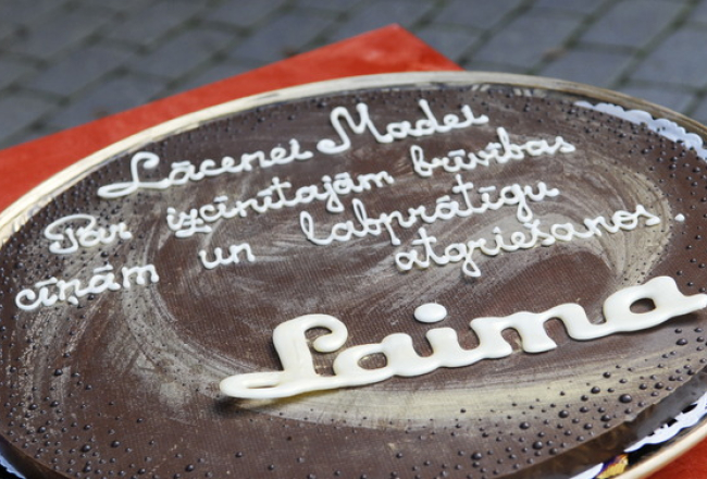 Trīs kilogramus smagā "Laimā" izgatavotā šokolādes medaļa. Foto: Gints Ivuškāns, F64