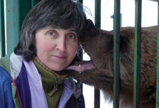 Velga Vītola kopā ar vienu no Līgatnes lāčiem. Foto no Vītolas personiskā arhīva