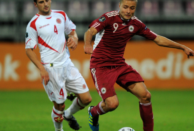 Latvijas futbolists Māris Verpakovskis cīņā ar Maltas komandas pārstāvi. Foto: Romāns Kokšarovs, F64