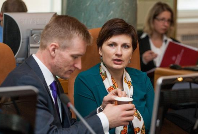 Ilze Viņķele (Vienotība) un Edmunds Sprūdžs (RP) valdības sēdē. Foto: Andrejs Terentjevs, F64