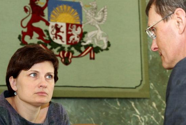 Labklājības ministre Ilze Viņķele un finanšu ministrs Andris Vilks sarunā. Foto: Kaspars Krafts, F64