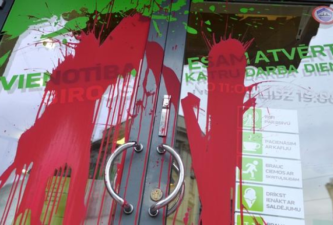 "Vienotības" biroja durvis K. Barona ielās, kas pirms vairāk nekā diviem gadiem kādā vasaras naktī tika aplietas ar sarkanu krāsu. Foto: Lita Krone, LETA