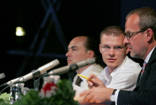 "Visu Latvijai!" līderi Imants Parādnieks (no kreisās) un Raivis Dzintars sarunā ar TB/LNNK līderi Robertu Zīli. Foto: Raitis Plauks, F64