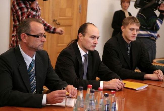 9.Saeimas deputāts Dzintars Rasnačs (TB/LNNK) (no kreisās), "Visu Latvijai" līdzpriekšsēdētājs Imants Parādnieks (VL) un "Visu Latvijai" biedrs Jānis Dombrava. Autore: Evija Trifanova, LETA