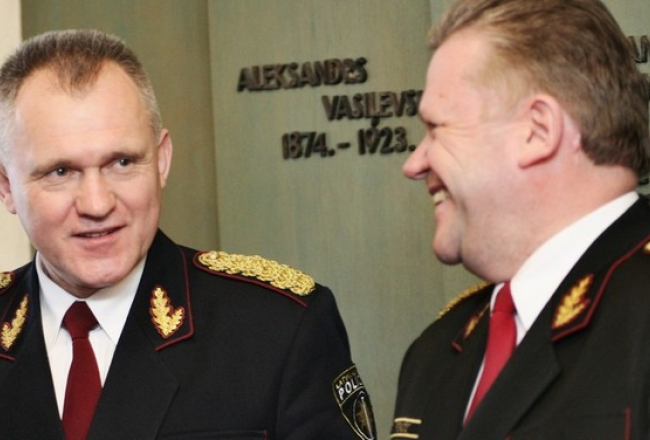Valsts policijas priekšnieks ģenerālis Valdis Voins (K), Valsts ugunsdzēsības un glābšanas dienesta priekšnieks ģenerālis Ainars Pencis (L). Foto: Andrejs Strokins, F64