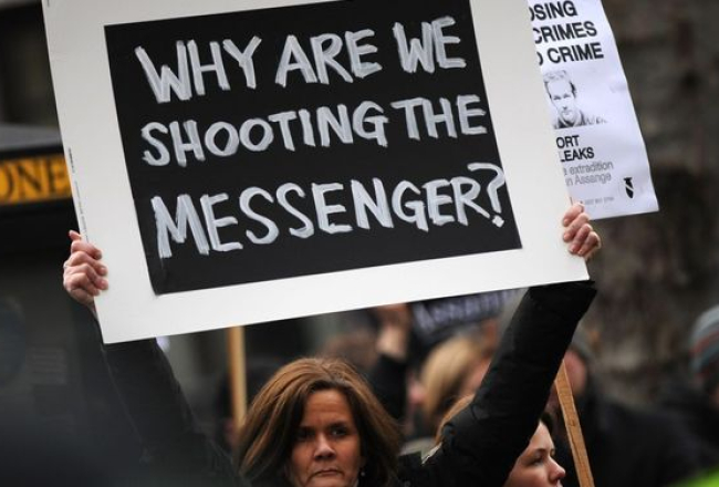 Protestētāji pie Vestmisteras tiesas Londonā 14.decembrī. Foto: AFP/LETA