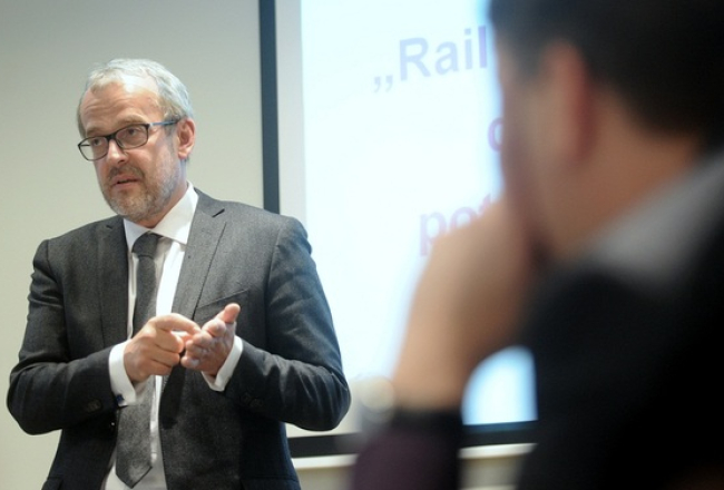 Eiropas Parlamenta deputāts Roberts Zīle piedalās diskusijā par "Rail Baltica". Foto: Ieva Čīka, LETA