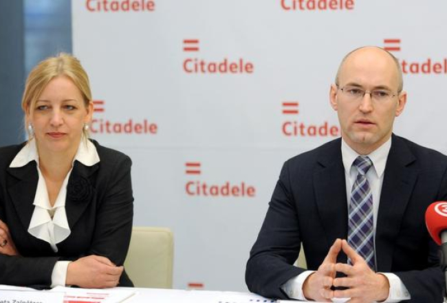 Vēl līdzās - Privatizācijas aģentūras valdes priekšsēdētāja Iveta Zalpētere un ekonomikas ministrs Daniels Pavļuts. Foto: Lita Krone, LETA