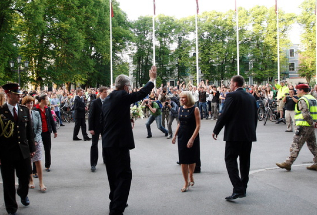 Foto: Prezidenta kanceleja. Valdis Zatlers atvadās no atbalstītājiem, kas sapulcējušies pie Rīgas pils prezidenta vēlēšanu dienas vakarā.
