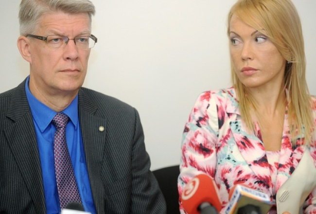 Zatlera Reformu partijas (ZRP) līderis, eksprezidents Valdis Zatlers un ZRP valdes locekle Sandra Sondore-Kukule piedalās preses konferencē, kurā tiek prezentēts partijas programmas tiesisko reformu bloks. Foto: Lita Krone, LETA