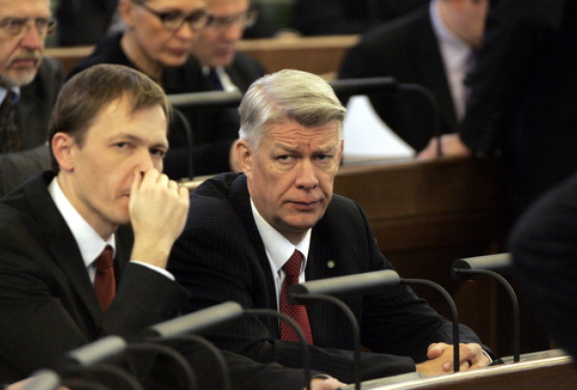 Valdis Zatlers kopā ar partijas biedru Jāni Ozoliņu Saeimas sēdē. Foto: Andrejs Terentjevs, F64