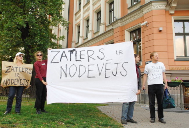 Protestētāji pret ZRP vēlmi iet kopā valdībā ar Saskaņas centru. Foto: Gints Ivuškāns, F64