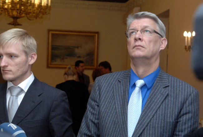 Valdis Zatlers (no labās) kopā ar partijas biedru Edmundu Sprūdžu. Foto: Gints Ivuškāns, F64