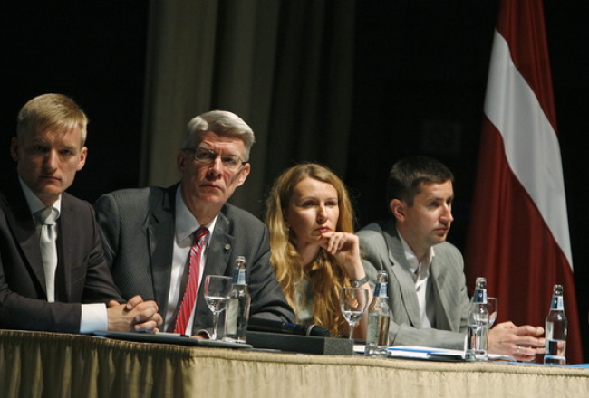 Zatlera Reformu partijas kongresā no kreisās partijas kodols - Edmunds Sprūdžs, Valdis Zatlers, Kristīne Lībiņa-Egnere un Vjačeslavs Dombrovskis. Foto: Mārtiņš Zilgalvis, F64