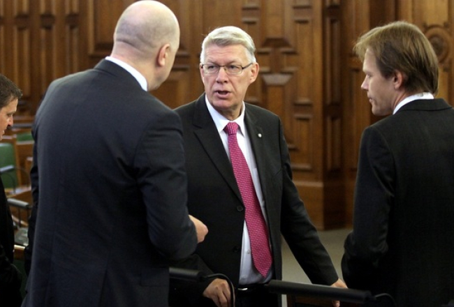 Reformu partijas līderis Valdis Zatlers (centrā) Saeimas sēdē. Foto: Ieva Čīka, LETA