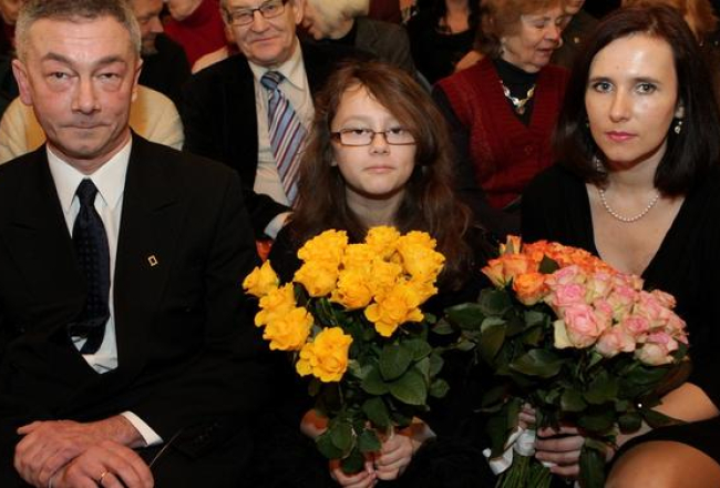 Grāmatas autors Rimants Ziedonis ar sievu Agnesi un meitu Evelīnu piedalās Imanta un Rimanta Ziedoņu grāmatas "Leišmalīte" prezentācijā Rīgas Latviešu biedrības namā. Foto: Ieva Čīka, LETA