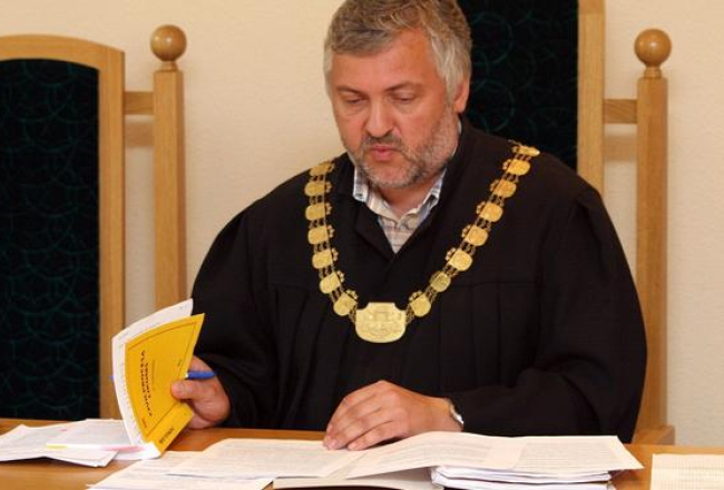 Rīgas pilsētas Zemgales priekšpilsētas tiesas priekšsēdētājs Ziedonis Strazds tiesas sēdē. Foto: Inga Kundziņa, LETA