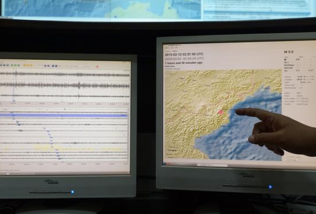 Indonēzijas seismologi kartē rāda vietu, kur otrdien konstatēta seismiskā aktivitāte, radot aizdomas par Ziemeļkorejas izmēģinājumiem. Foto: AFP/LETA