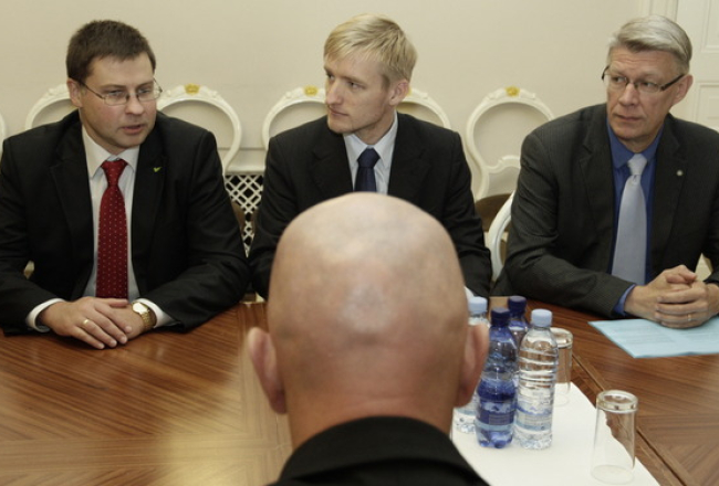 Valdis Dombrovskis (no kreisās), Edmunds Sprūdžs un Valdis Zatlers valdības sarunās. Foto: Jānis Saliņš, F64