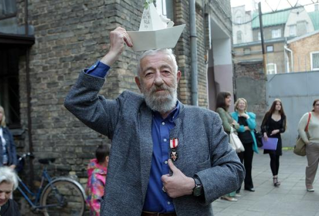 Laureāts rakstnieks Juris Zvirgzdiņš ar balvu. Foto: Ieva Čīka, LETA