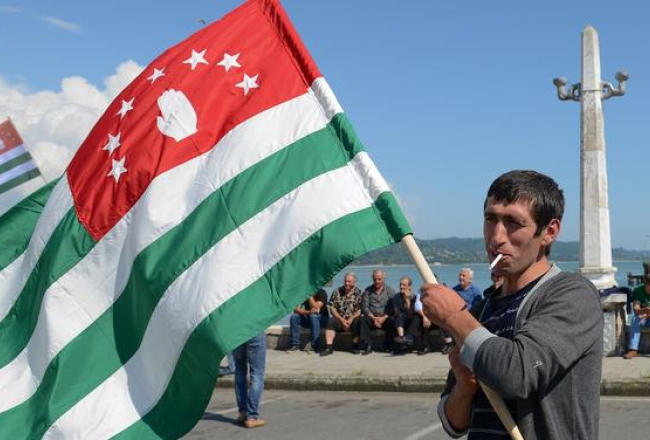 Protestētājs Abhāzijā. Foto: ITAR-TASS/LETA