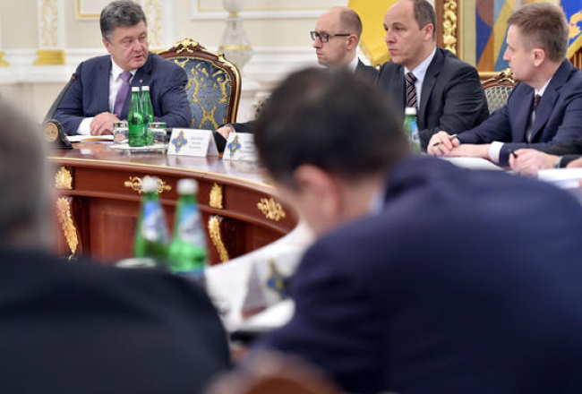 Ukrainas prezidents Petro Porošenko runā Nacionālās drošības padomes sēdē. Foto: AFP/LETA