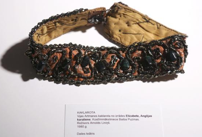 Aktrises Vijas Artmanes kaklarota no izrādes "Elizabete, Anglijas karaliene". Foto: Dmitrijs Suļžcs, F64