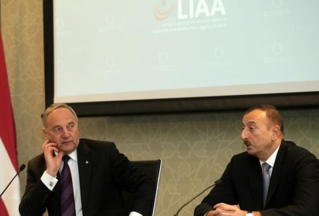 Latvijas Valsts prezidents Andris Bērziņš (no kreisās) un Azerbaidžānas prezidents Ilhams Alijevs piedalās Azerbaidžanas-Latvijas biznesa forumā Baku šogad aprīlī. Foto: Ieva Čīka, LETA