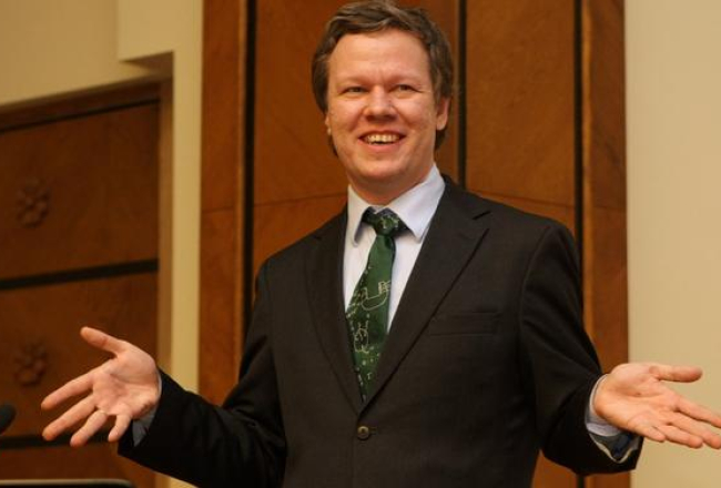 Kvantu fiziķis, akadēmiķis Andris Ambainis uzrunā pēc balvas par izciliem rezultātiem kvantu skaitļošanas teorijā saņemšanas Latvijas Zinātņu akadēmijas svinīgās sēdes laikā. Foto: Edijs Pālens, LETA