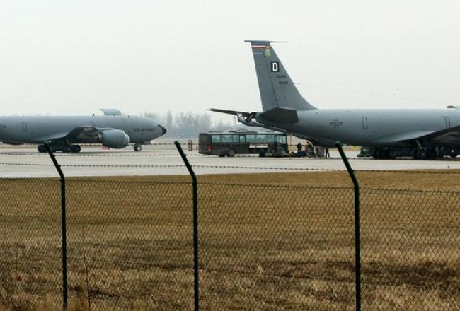 ASV kara lidmašīnas KC-135 Zokņu bāzē Lietuvā. Foto: AFP/LETA