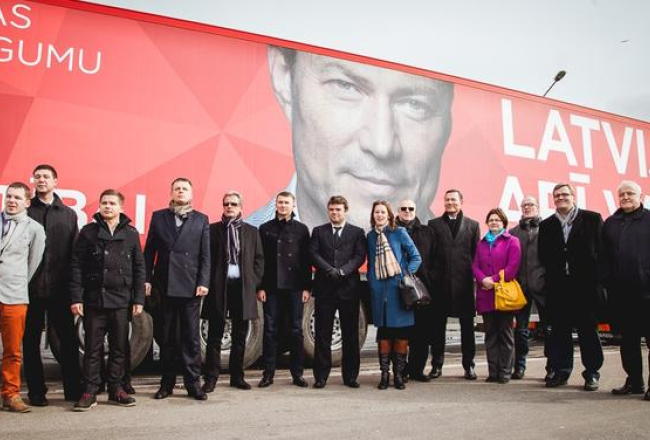 Partijas "Latvijas attīstībai" kandidāti pie fūres, kas reklamēs partiju pirms EP vēlēšanām. Publicitātes foto