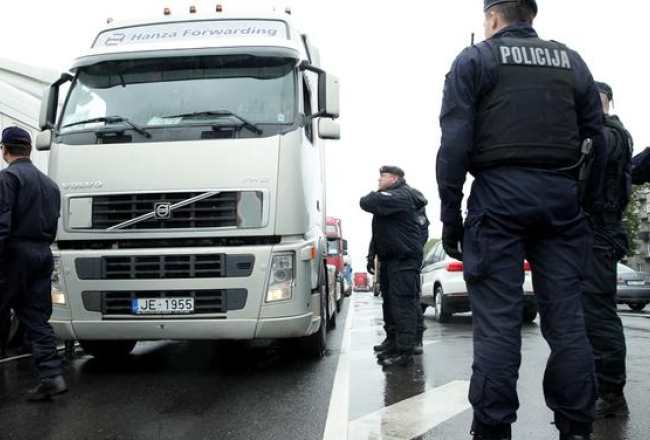 Starptautisko un vietējo kravu pārvadāšanas uzņēmumu pārstāvju kravas automašīnu karavānas bloķē satiksmes plūsmu 11.novembra krastmalas posmā starp Vanšu un Akmens tiltiem, protesta akcijas laikā par "steigšus ieviestā papildu ceļu nodokļa" iekasēšanas sākšanu. Foto: Ieva Čīka, LETA