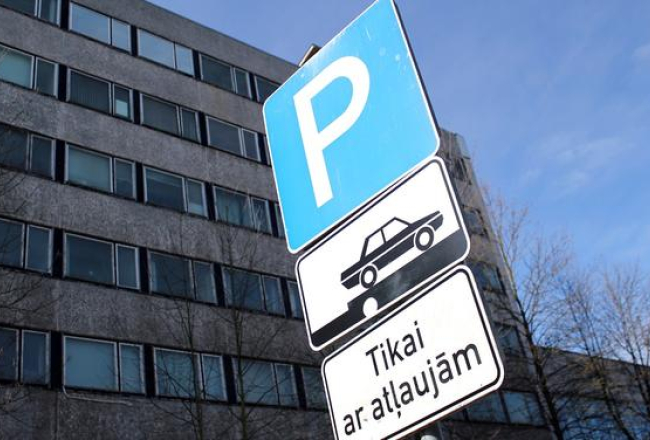 Rīgas autostāvvietā. Foto: Diāna Lozko, LETA